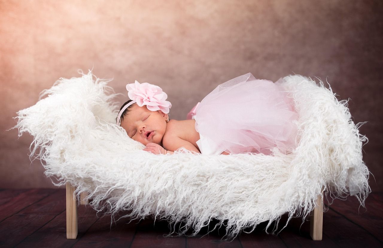 découvrez nos conseils essentiels pour bien préparer l'arrivée de bébé et accueillir votre nouveau-né dans les meilleures conditions.