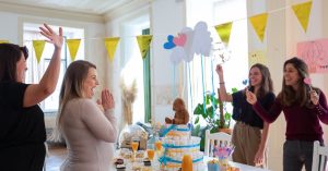 découvrez notre sélection de cadeaux pour bébés, parfaits pour célébrer l'arrivée d'un nouveau-né. des peluches douces aux vêtements adorables, trouvez le présent idéal qui émerveillera les parents et apportera joie et confort à leur petit trésor.