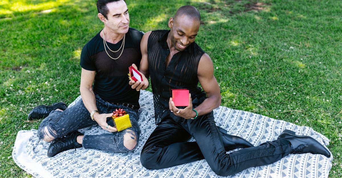 découvrez une sélection unique de cadeaux lgbtq pour célébrer la diversité et l'amour sous toutes ses formes. que ce soit pour un anniversaire, une fête ou simplement pour faire plaisir, trouvez le cadeau parfait qui reflète votre soutien et votre fierté.