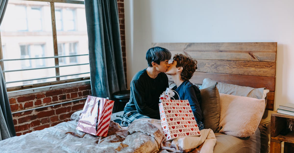 découvrez une sélection de cadeaux célébrant la diversité et l'amour sous toutes ses formes. offrez des présents uniques et significatifs pour les personnes lgbtq+, que ce soit pour un anniversaire, une fête ou simplement pour montrer votre soutien. trouvez des idées originales qui mettent en avant l'inclusivité et la fierté.